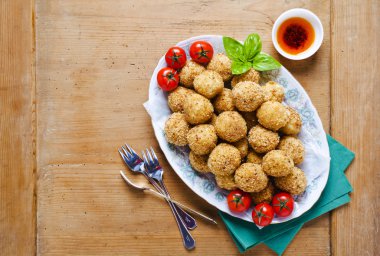 risotto topları arancini, yeşil ol ile sağlıklı İtalyan meze