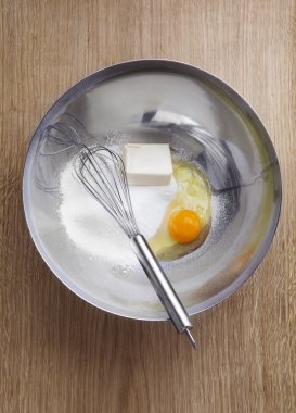 Yumurta, tereyağı, un ve bir kasede çırpma teli. Ev yapımı Swe pişirme