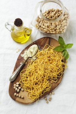 Bütün buğday taze ev yapımı nohut unundan yapılmış makarna,