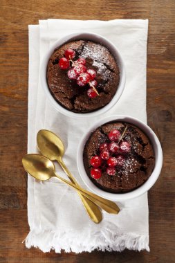 fırında çikolatalı puding ile ahşap masa üzerinde redccurent. sağlıklı