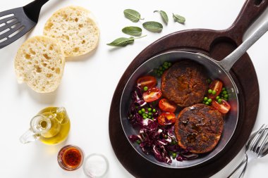 iki vejetaryen Burger ve salata bir tavada. Hazırlık