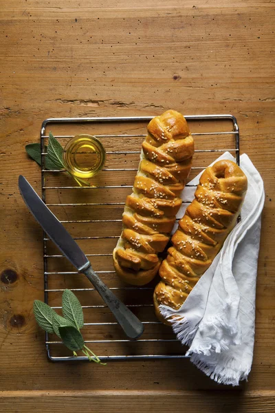 Fırından yeni çıkmış bir fırın tepsisine tuzlu örgülü ekmek somun