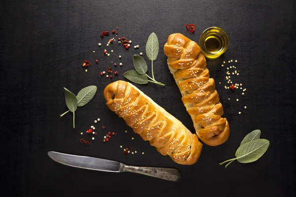 Pão fresco trançado com sálvia e azeite — Fotografia de Stock