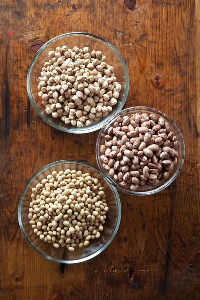 木製の様々 な豆類 (大豆、ヒヨコ豆、豆) のボウル — ストック写真