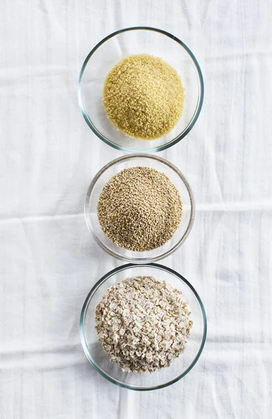 Zbóż w miski: owies, kuskus, Quinoa — Zdjęcie stockowe