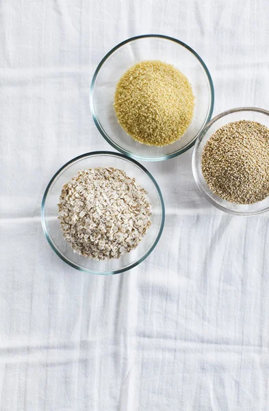 Céréales dans des bols : avoine, couscous, quinoa — Photo