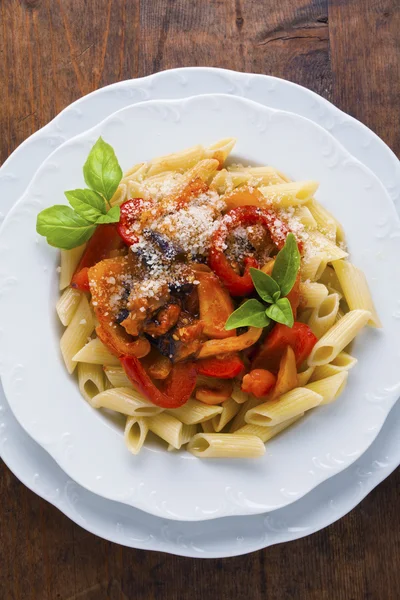 Pasta con pimientos dulces asados y berenjena en madera vintage —  Fotos de Stock