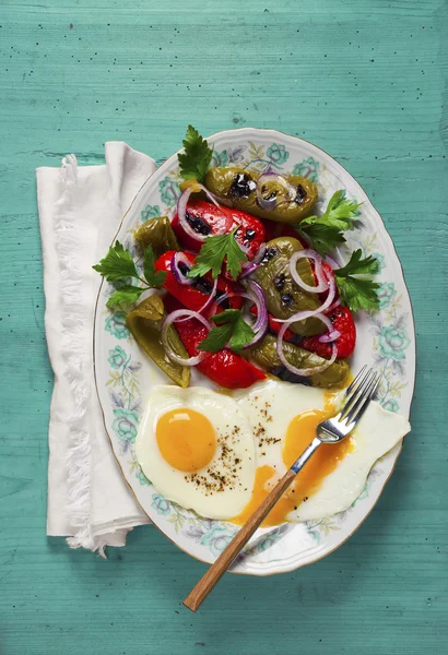 Light healthy lunch with fried egg and salad — Stock Photo, Image