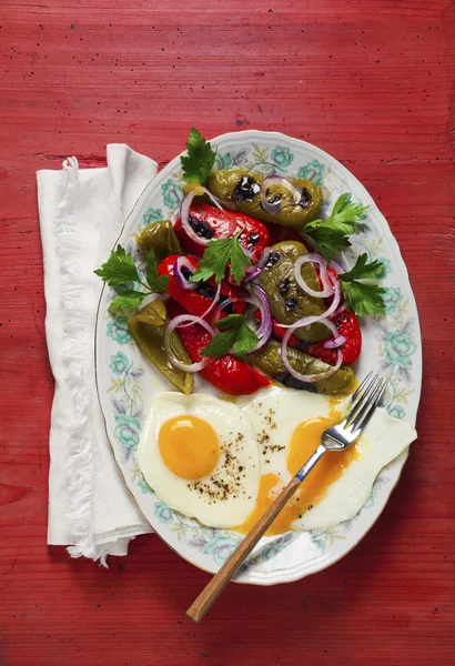 Breakfast with eggs and vegetables. Salad of sweet pepper. bread — Stock Photo, Image