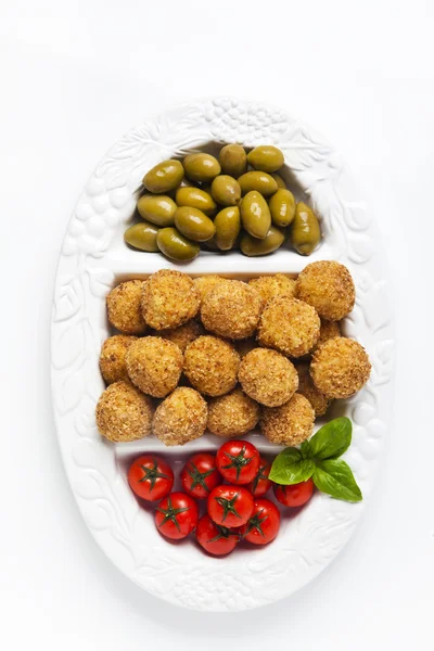 Здоровий італійські закуски з різотто кулі Аранчіні, зелений пр — стокове фото
