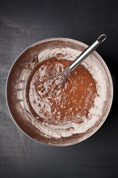 Миска з шоколадного тіста і віночка — стокове фото