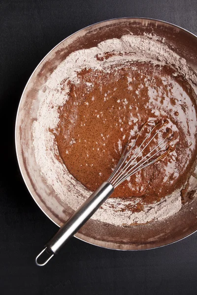 초콜릿 반죽과 털의 그릇 — 스톡 사진