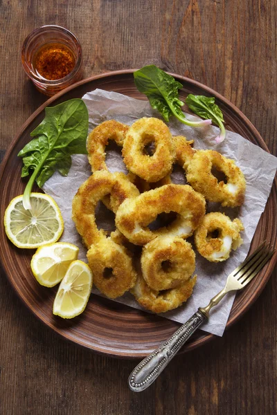 Anillos de calamar, fritos en huevo y limón. Appet mediterráneo saludable —  Fotos de Stock