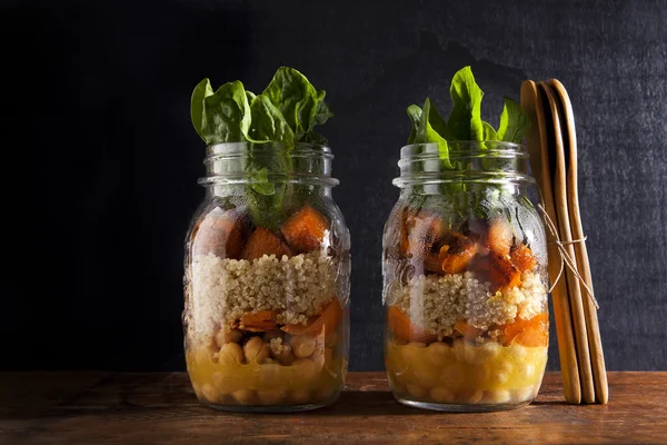 Mason tégelyek, forró saláta: csicseriborsó, arrots, quinoa, pörkölt Pu — Stock Fotó