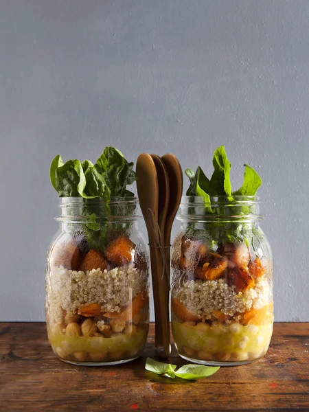 Warme salade van geroosterde pompoen, kikkererwten, wortelen, quinoa, en — Stockfoto