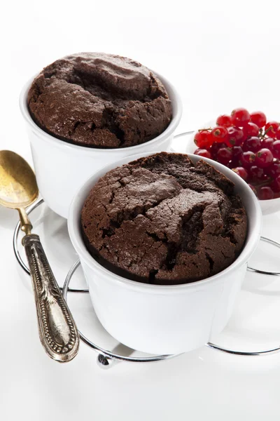 Choklad muffin med redccurent på vit. frisk dessert — Stockfoto