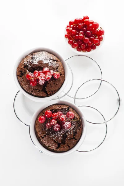 Muffin au chocolat avec rougeur sur blanc. dessert sain — Photo