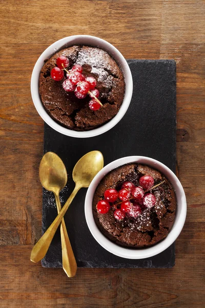 Pudding au chocolat avec redccurent sur table en bois. sain — Photo