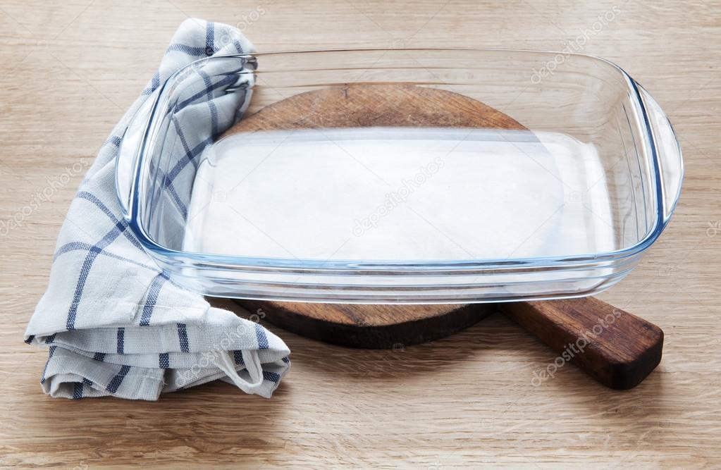 empty glass pan on wooden table
