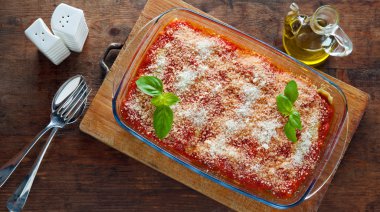 antika ahşap masa üzerinde klasik İtalyan lazanya