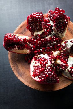 Nar içinde kesilmiş. Yaz meyve