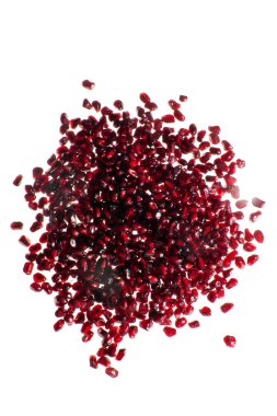 beyaz üzerine nar taneleri