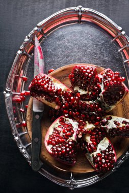 Nar bir gümüş tepsi ve bir bıçak kesim