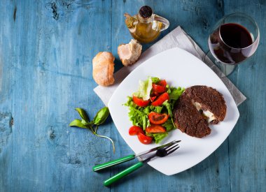 Baklagiller sebze ile içinde peynirli burger göğsü dolması