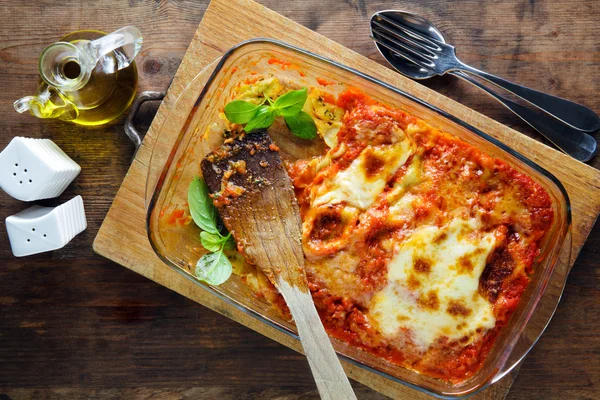 Lasaña al horno en una bandeja para hornear — Foto de Stock