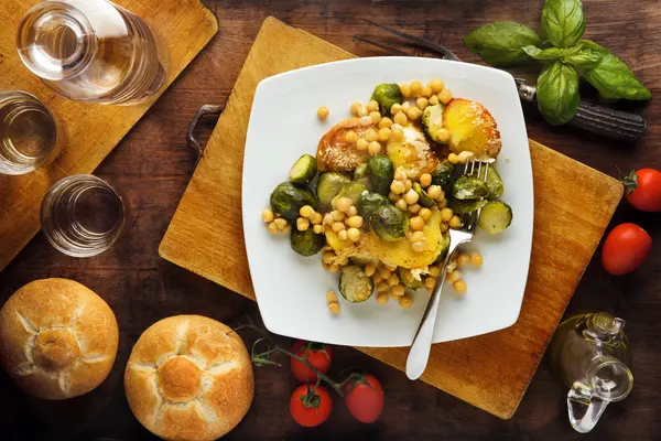 Ensalada de verduras calientes: patatas al horno, coles de Bruselas y el chickp —  Fotos de Stock