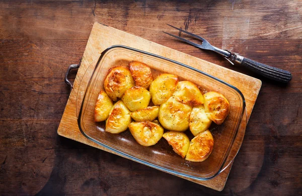 Patate al forno rustiche con rosmarino. su fondo di legno — Foto Stock