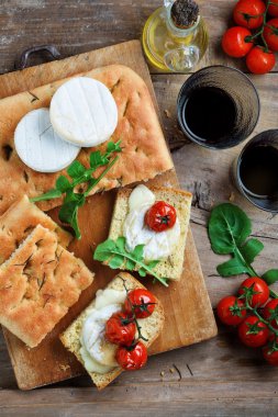 Bruschetta haşlanmış domates ve peynir Tomino. İtalyan şifa