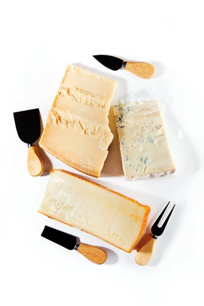 Grupo de diferentes trozos de queso y cuchillos para cortar quesos — Foto de Stock