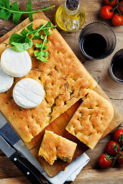 Antipasti, focaccia y vino sobre una mesa de madera. Países mediterráneos —  Fotos de Stock