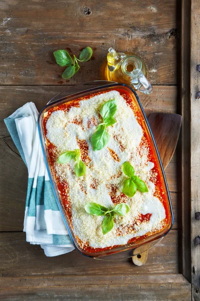 Primo piano di una lasagna tradizionale a base di bologne di manzo tritate — Foto Stock