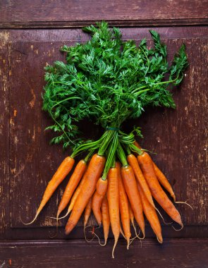 Ahşap backgroundw yapraklarda taze olgun necarrot sebze 