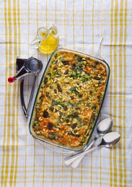 Yeşil bezelye ve ıspanak lazanya yemek. İtalyan konfor gıda