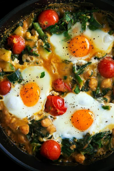 çırpılmış yumurta ile domates, ıspanak, nohut, yumurta, kabak