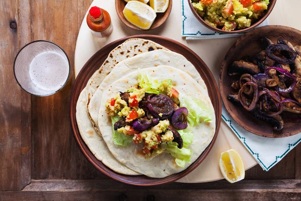 Lezzetli Tex-Mex tortilla hazırlanıyor tarihinde mantarlar ile dolu sarar