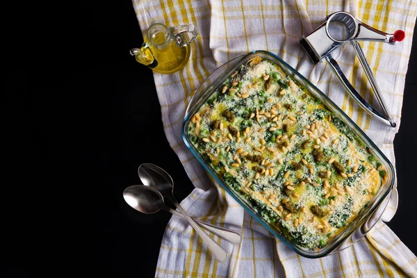 Lasagne mit grünen Erbsen und Spinat. italienisches Trostfutter — Stockfoto