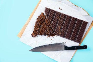 kırık çikolata bar ve bıçak Şef