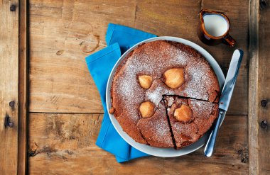 Çikolatalı kek ile armut ve crème fraiche