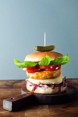 Taze hamburger closeup kesme tahtası üzerinde. ahşap masa.