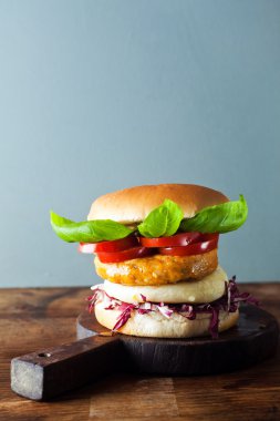 Vejetaryen burger köftesi baklagiller, peynir, domates, lettuc