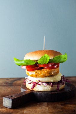 gurme burger masada kesme tahtası üzerinde