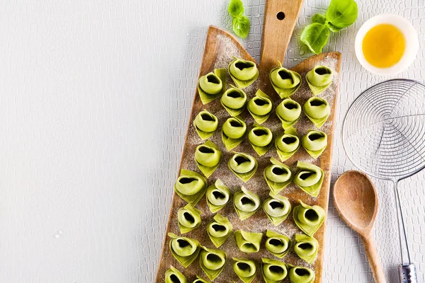 Grüne Tortellini mit Spinat und Ricotta vor dem Kochen. Rohkost — Stockfoto