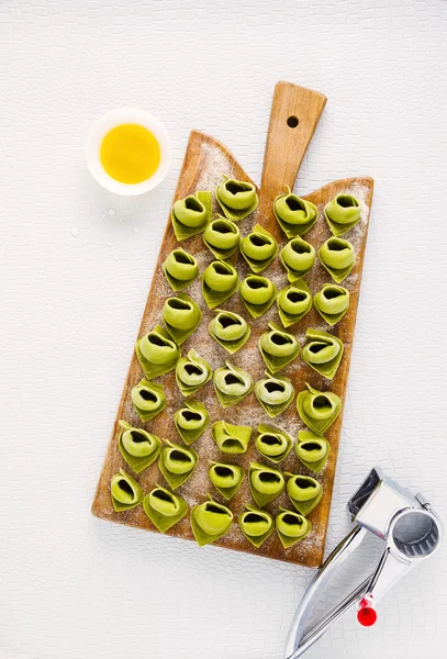 Ravioli. groene Italiaanse tortellini met spinazie en ricotta in een — Stockfoto