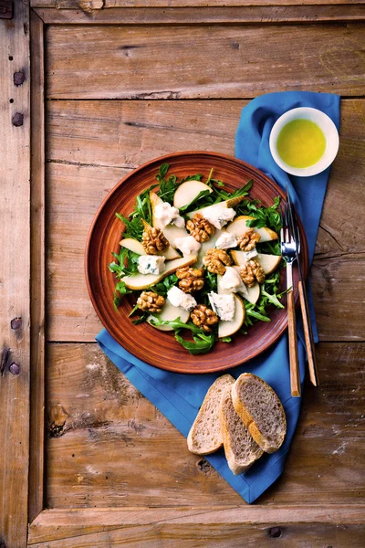 Insalata verde con gorgonzola, rucola, noci e pera — Foto Stock