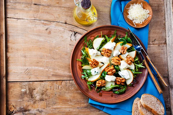 Salatschüssel mit Gorgonzola, Rucola, Walnüssen und Birne — Stockfoto