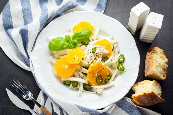 Summer healthy Italian salad with fennel, orange and green chili — Stock Photo, Image